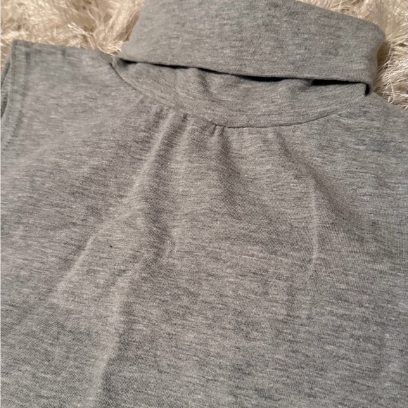 BOGO 🛍️ Gray Sleeveless Turtleneck Crop Top - Picture 4 of 4